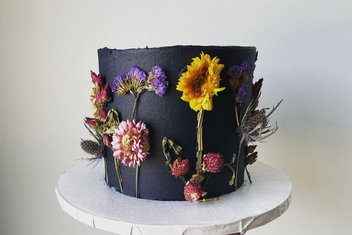 Cake Decorating Trends 2024 Meg Larina   PressedFlowerWeddingCake 